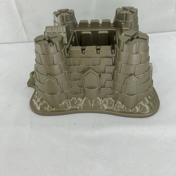 Nordic Ware Castle Bundt Cake Pan 10 Cup Cast Aluminum USA - Picture 2 of 14
